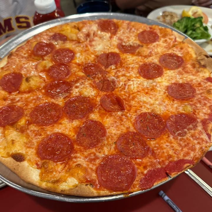 benjamin.weigand's Pizza Review at Pete & Elda's Bar / Carmen's